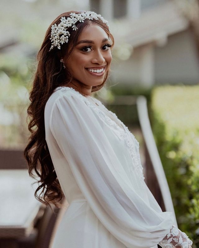 5 Ideias de Acessórios de Cabelo Minimalistas para Noivas
Como Escolher o Acessório de Cabelo Perfeito para seu Casamento Minimalista
Tendências de Acessórios de Cabelo para Noivas: O Minimalismo em Alta
Grampos de Pérola vs. Laços de Cetim: Qual Acessório Minimalista Escolher?
Onde Encontrar Acessórios de Cabelo Minimalistas para Noivas