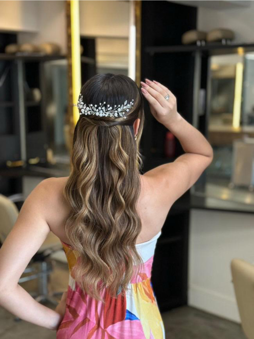 5 Ideias de Acessórios de Cabelo Minimalistas para Noivas
Como Escolher o Acessório de Cabelo Perfeito para seu Casamento Minimalista
Tendências de Acessórios de Cabelo para Noivas: O Minimalismo em Alta
Grampos de Pérola vs. Laços de Cetim: Qual Acessório Minimalista Escolher?
Onde Encontrar Acessórios de Cabelo Minimalistas para Noivas