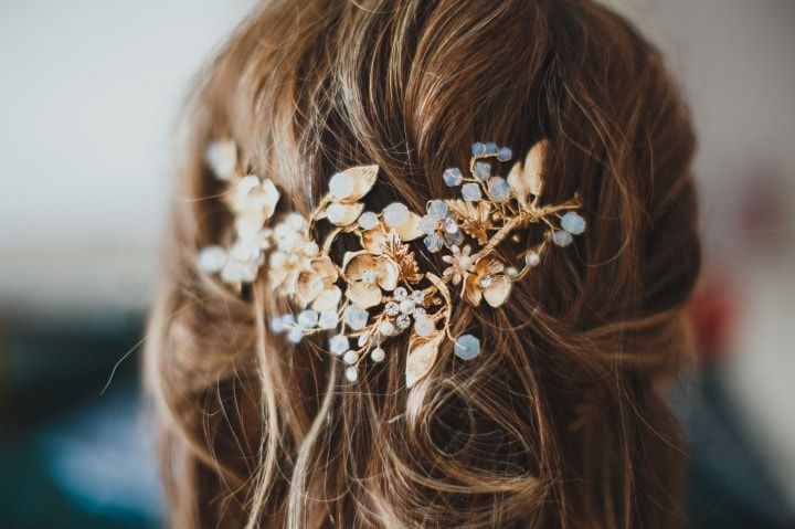 5 Ideias de Acessórios de Cabelo Minimalistas para Noivas
Como Escolher o Acessório de Cabelo Perfeito para seu Casamento Minimalista
Tendências de Acessórios de Cabelo para Noivas: O Minimalismo em Alta
Grampos de Pérola vs. Laços de Cetim: Qual Acessório Minimalista Escolher?
Onde Encontrar Acessórios de Cabelo Minimalistas para Noivas