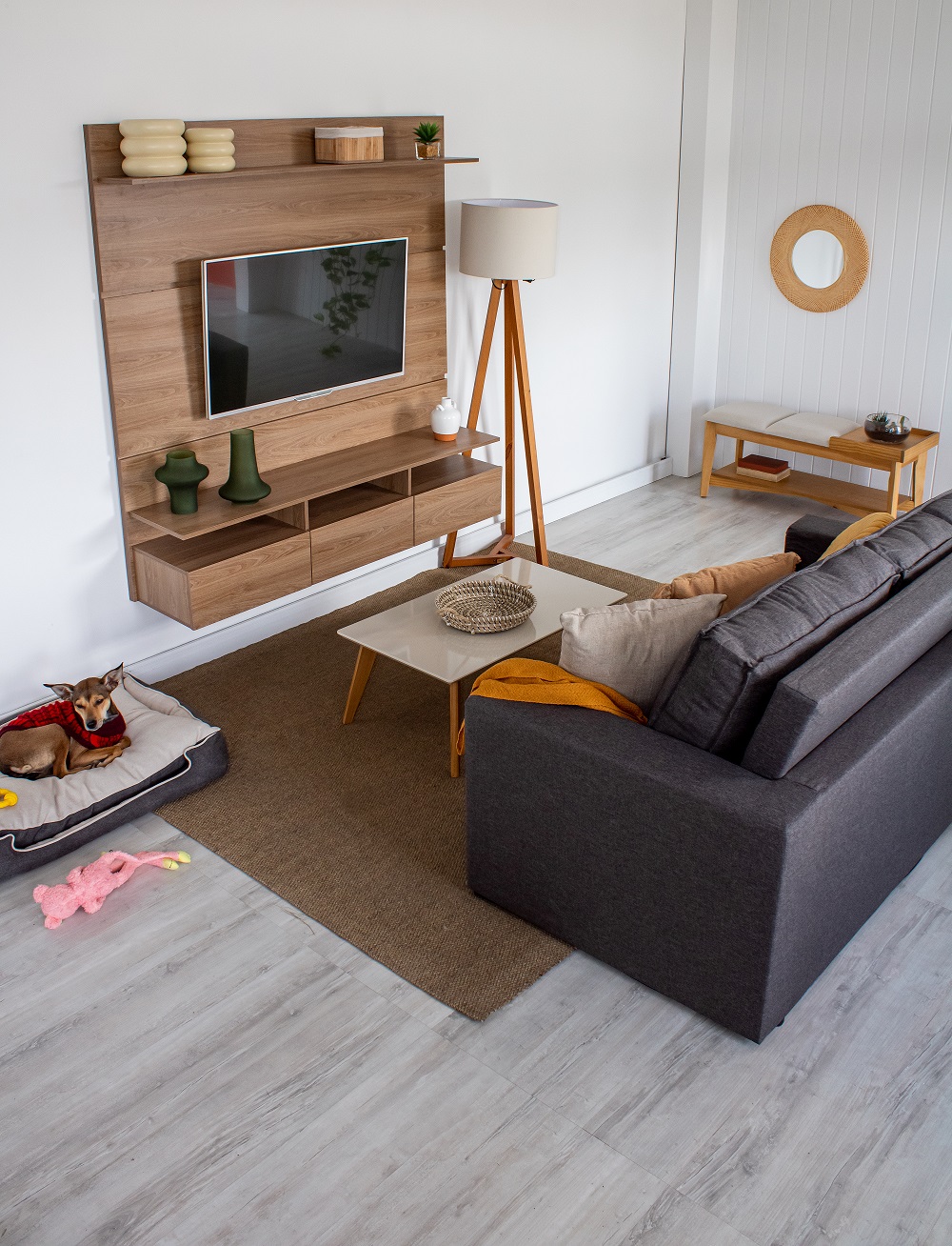 5 ideias de títulos:
1. Guia Completo: A Altura Perfeita para sua TV em Cada Cômodo
2. Não erre mais! Descubra a altura ideal para instalar sua TV
3. Altura da TV: Dicas Essenciais para Conforto Visual e Estética
4. Do Sofá à Cama: Como Ajustar a Altura da TV para Cada Situação
5. Instalação de TV: O Que Você Precisa Saber Sobre Altura e Distância