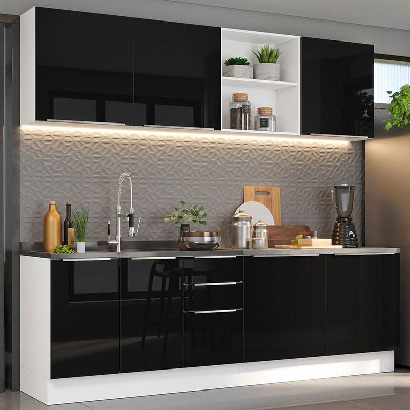 Armário de cozinha preto e branco com tampo