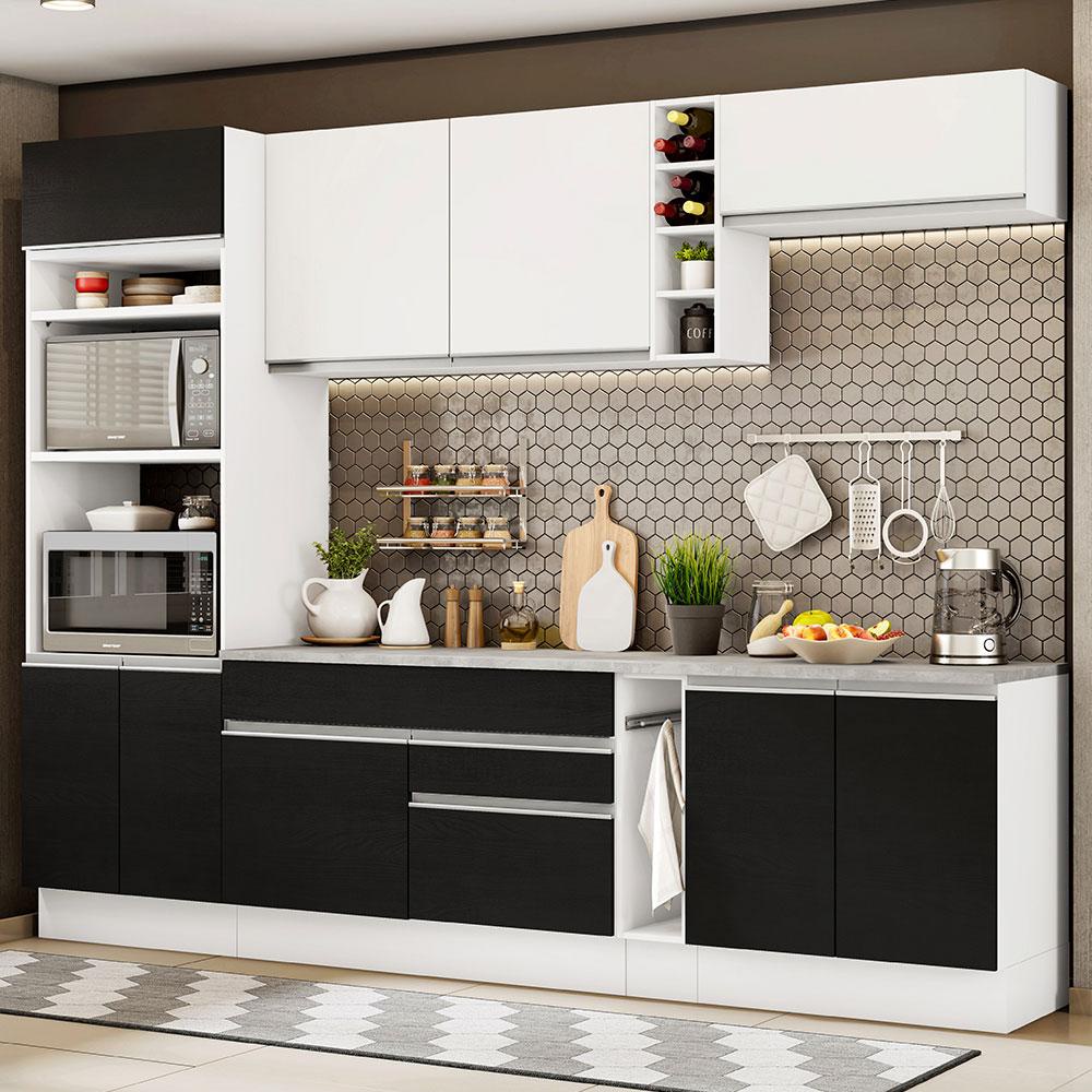 Armário de cozinha preto e branco com nicho para micro-ondas