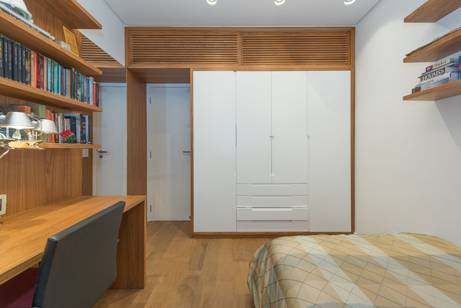 armário embutido vs guarda roupa planejado quarto pequeno