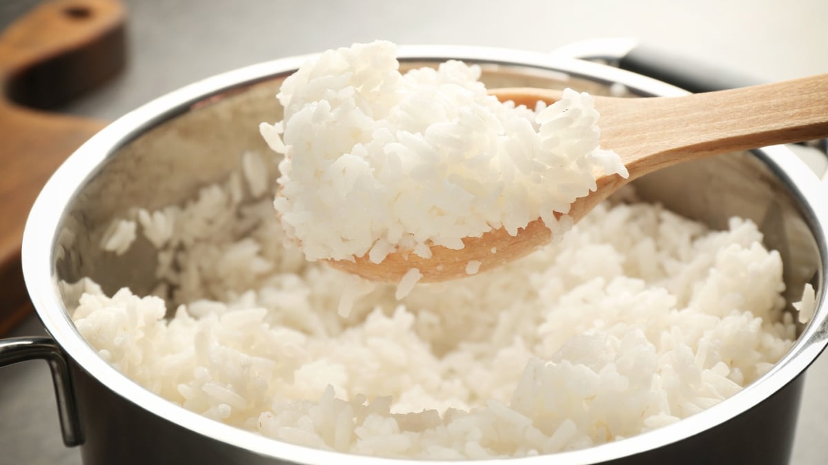 o que acontece se comer arroz estragado