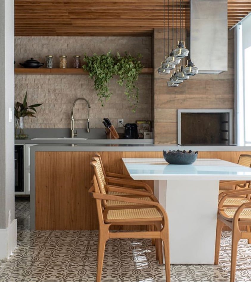 Granito vs. Porcelanato: Qual a Melhor Bancada para Churrasqueira?