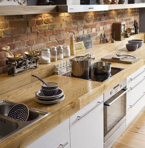 bancada de madeira maciça vs. granito para cozinha