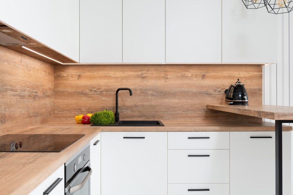 ideias de bancadas de madeira para cozinha pequena