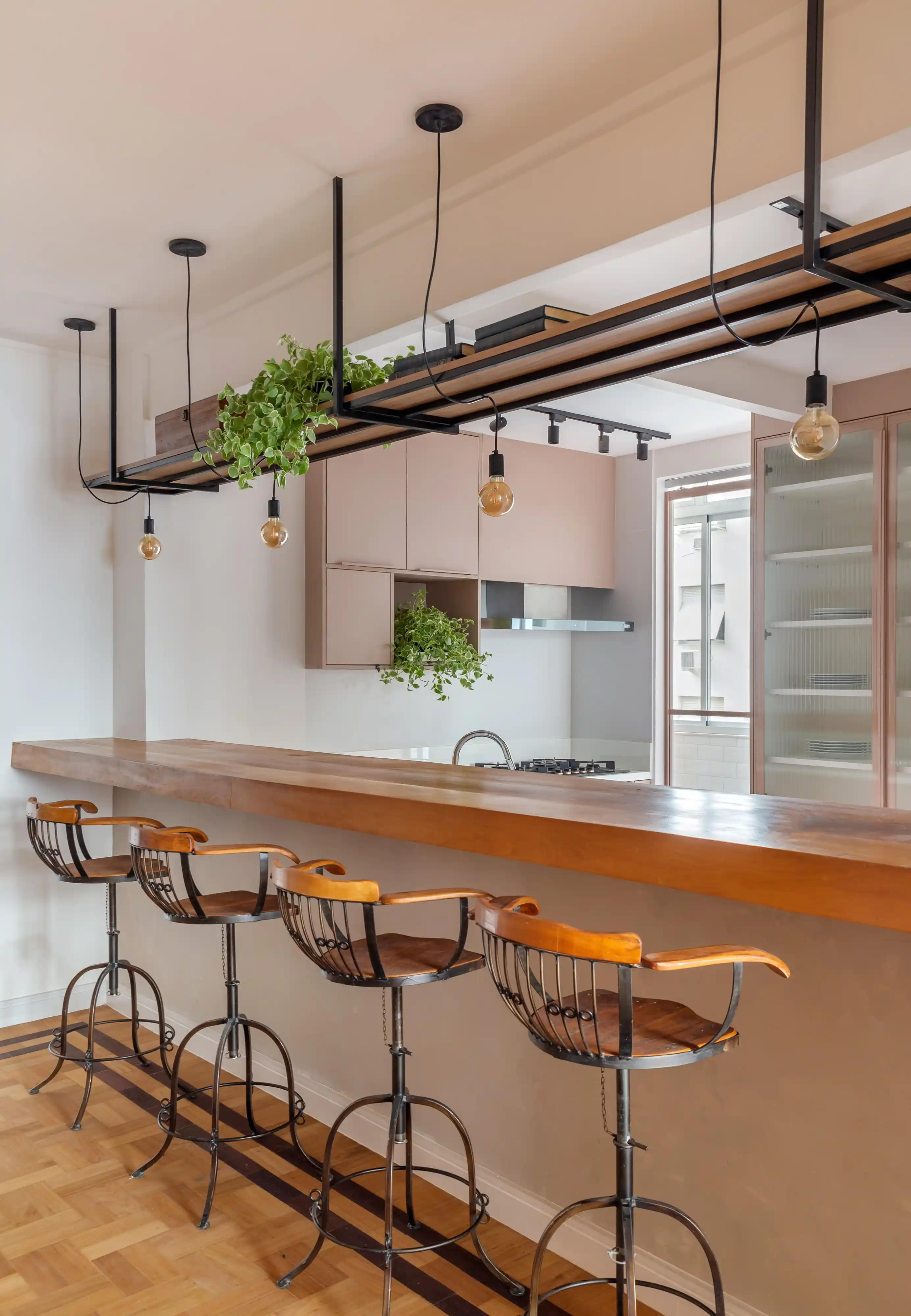 bancada de madeira maciça vs. granito para cozinha