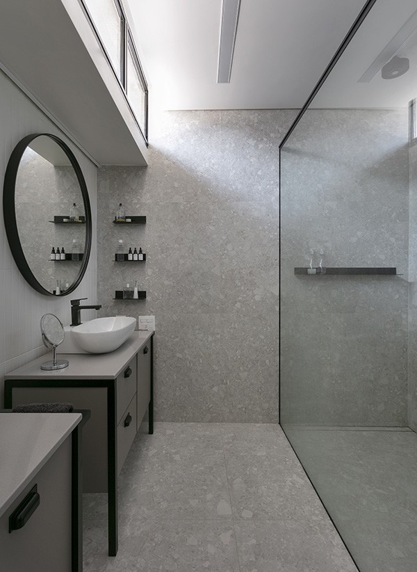 ideias de banheiro cinza pequeno e moderno