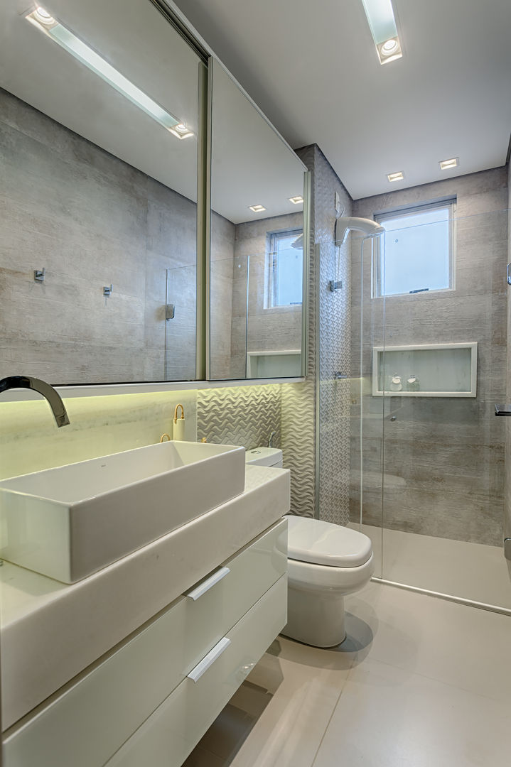 banheiro cinza e branco vs banheiro cinza e madeira