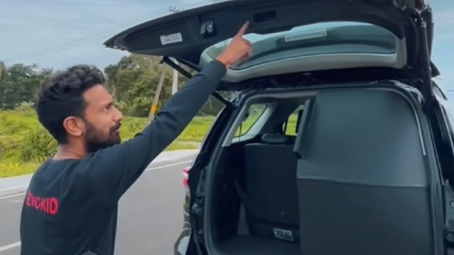 Adesivos e Quadros: Soluções Práticas para Decorar Banheiros com Tema de Carros