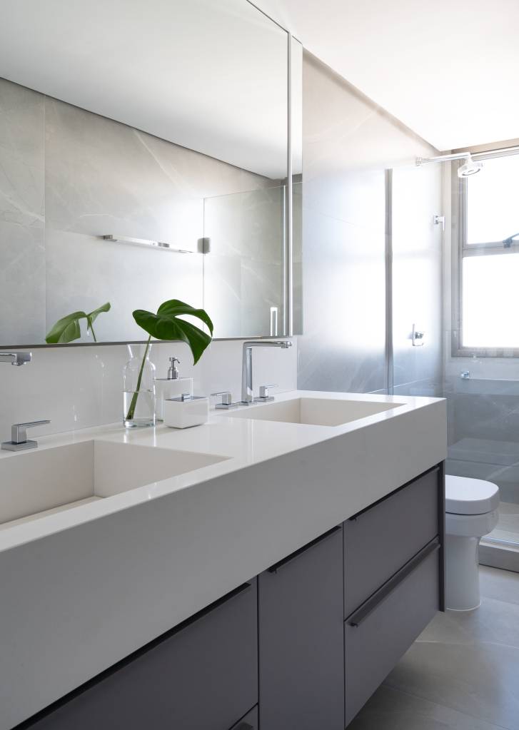 banheiro com duas cubas