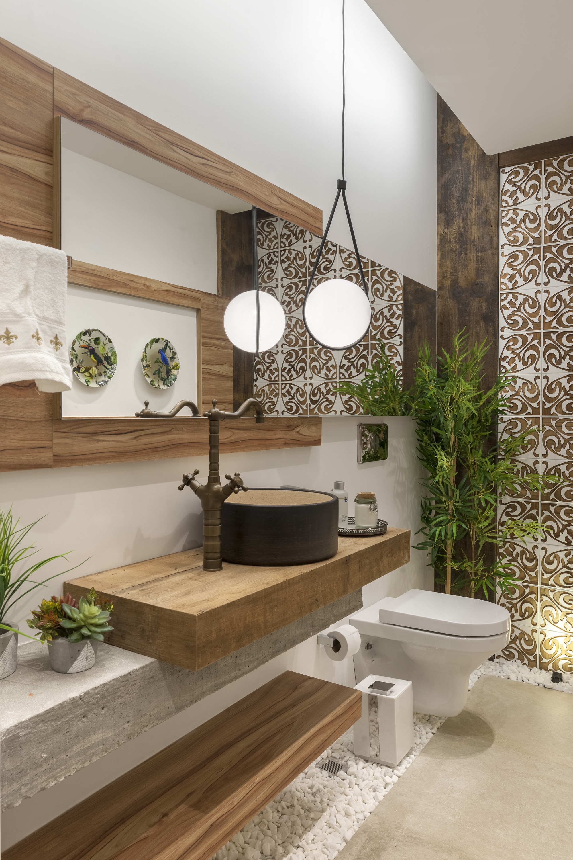 Os melhores revestimentos para um banheiro de fazenda moderno