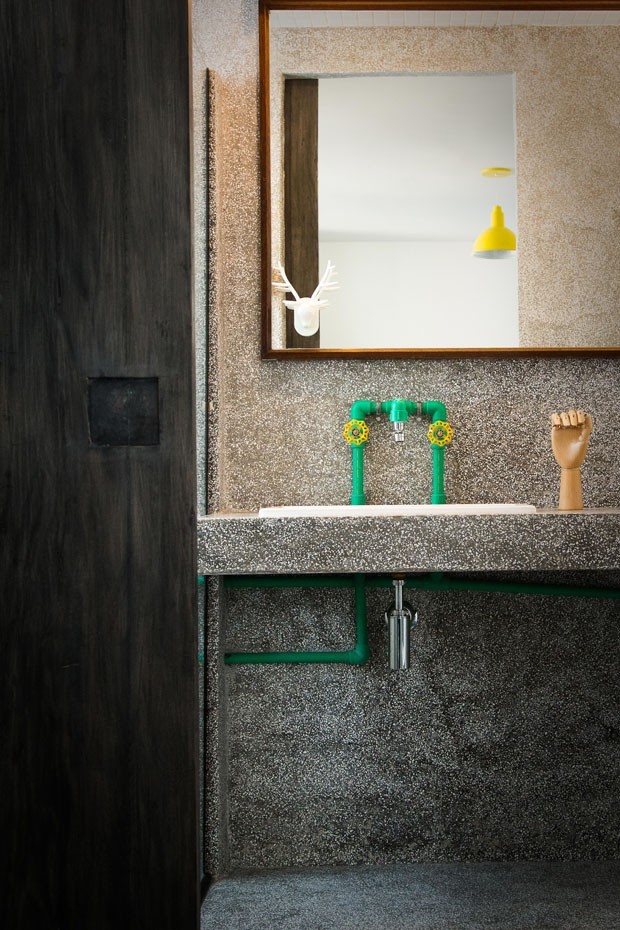 banheiro estilo industrial chique com espelho adnet