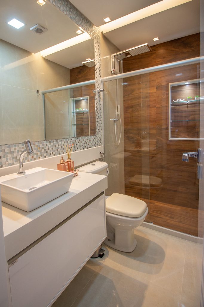 banheiro moderno cinza vs amadeirado qual escolher