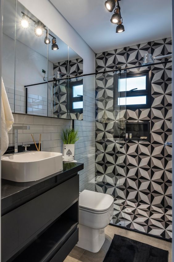 Banheiro Pequeno Preto e Branco: Maximizando o Espaço com Estilo