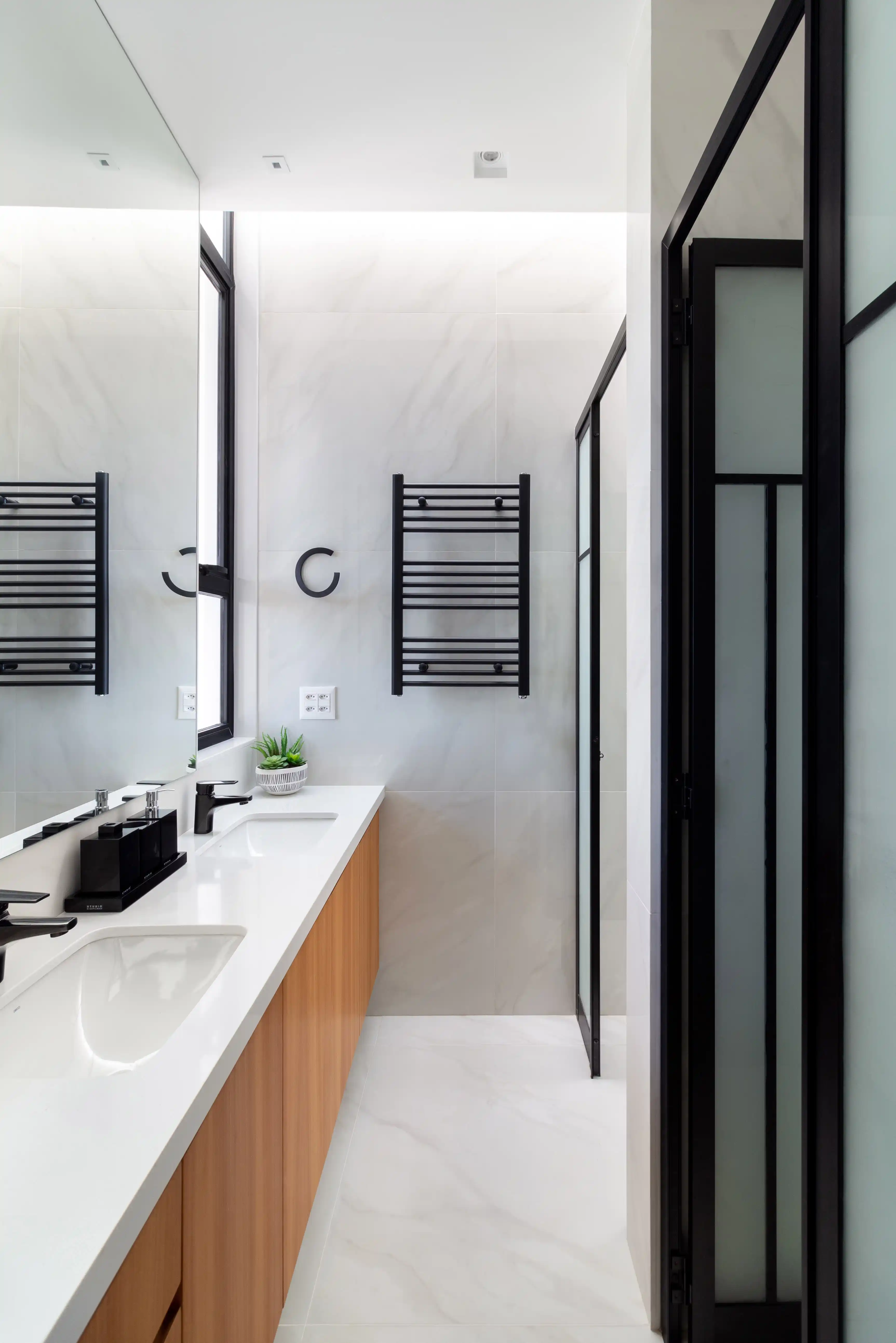 Banheiro Pequeno Preto e Branco: Maximizando o Espaço com Estilo