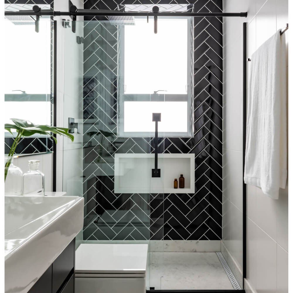 Iluminação Estratégica em Banheiros P&B: Valorizando o Contraste