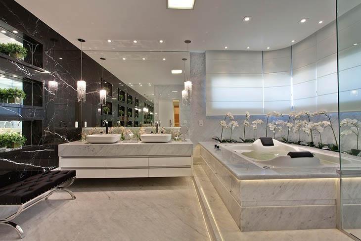 Acessórios Essenciais para um Banheiro Preto e Branco Moderno