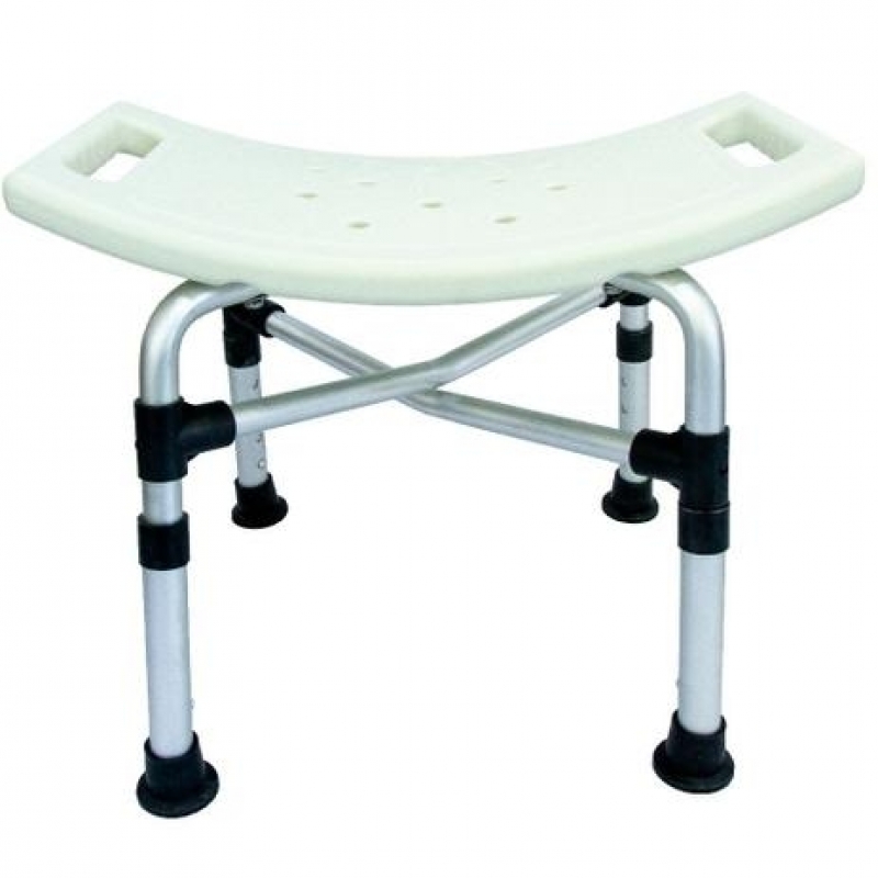 banqueta de banho com encosto vs sem encosto para idosos