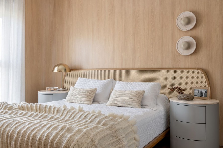 5 Ideias de Títulos para Artigos sobre Cabeceiras de Madeira:
1. Cabeceira de Madeira: Guia Completo de Estilos e Medidas para o Seu Quarto
2. Transforme Seu Quarto: Como Escolher a Cabeceira de Madeira Perfeita
3. Cabeceiras Ripadas vs. Madeira Maciça: Qual a Melhor Opção para Você?
4. Medidas Ideais de Cabeceiras para Camas Casal