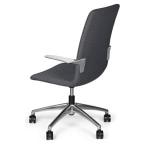 Tela Mesh vs. Couro: Qual o Melhor Material para Cadeiras de Reunião?