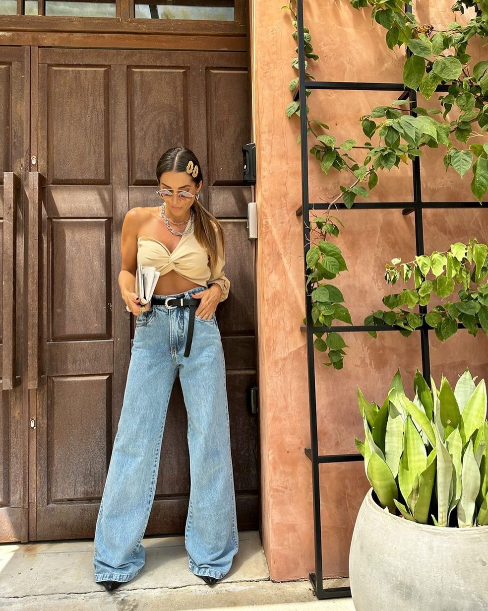 calça jeans wide leg escura