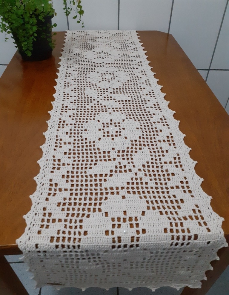 caminho de mesa crochê com flores coloridas para mesa de 6 lugares