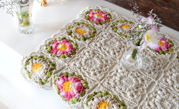 caminho de mesa de croche com flores