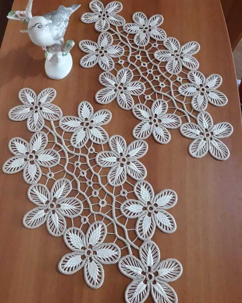 caminho de mesa crochê flor vs caminho de mesa bordado