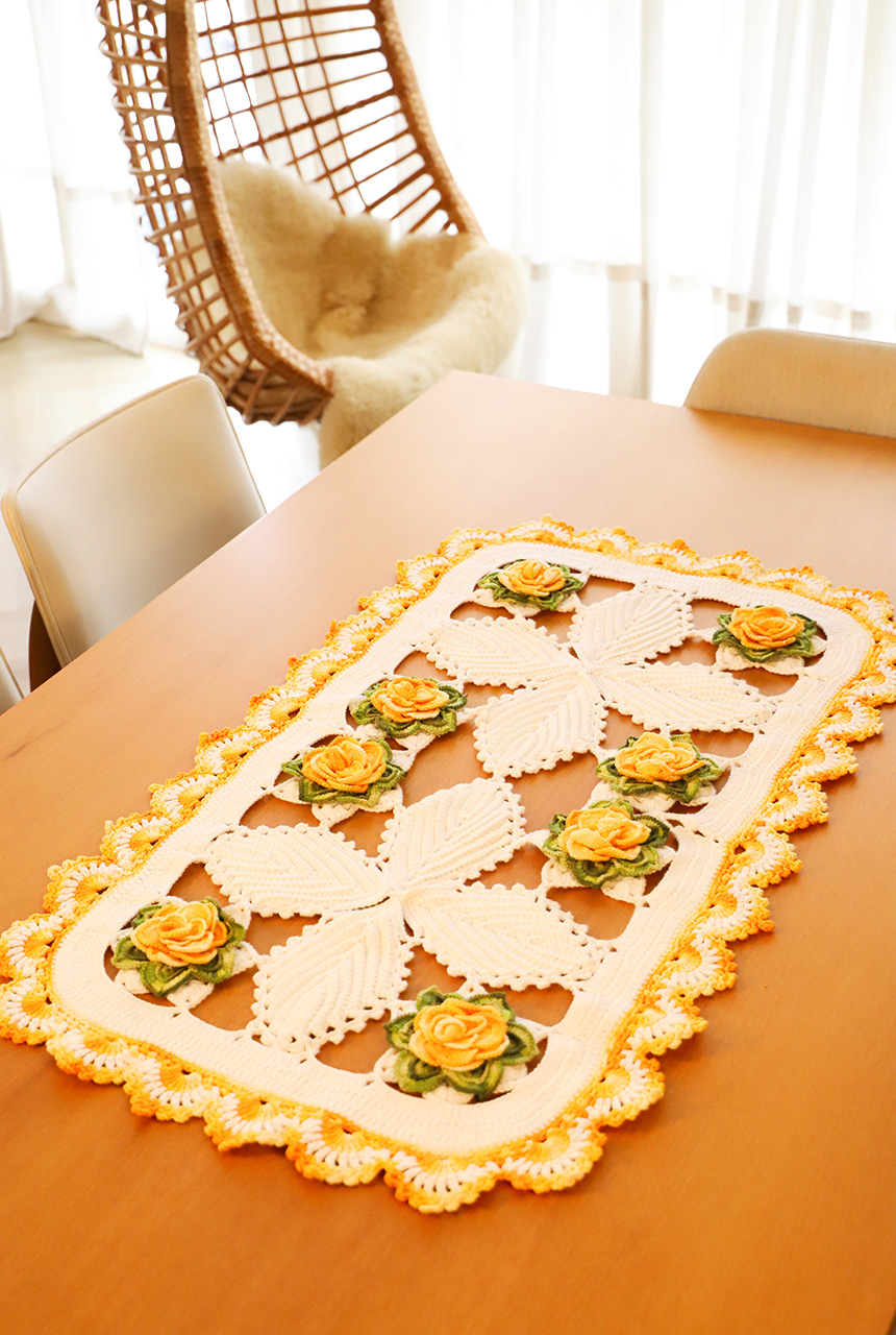caminho de mesa de croche com flores