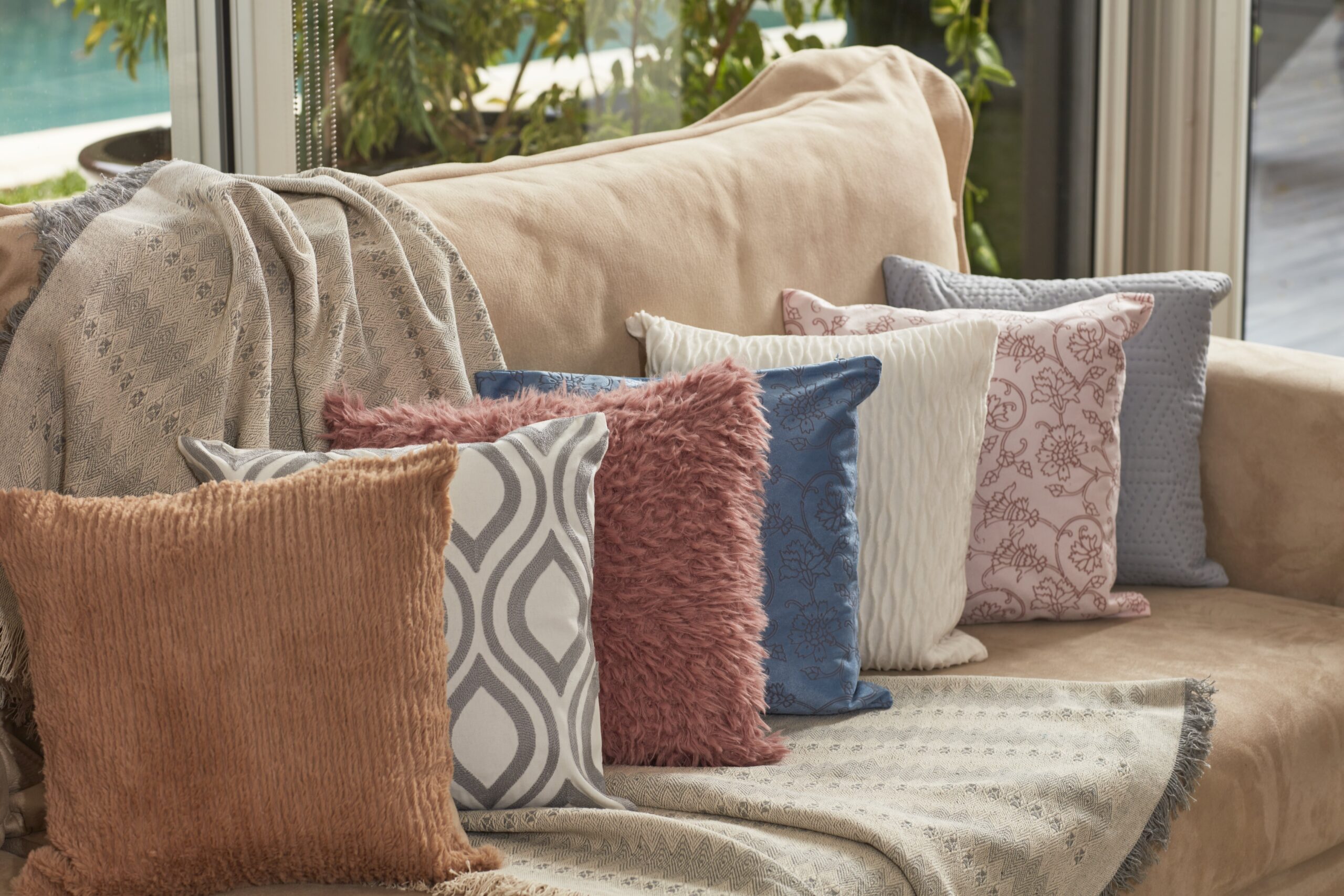 Guia completo de cores para almofadas em sofás neutros