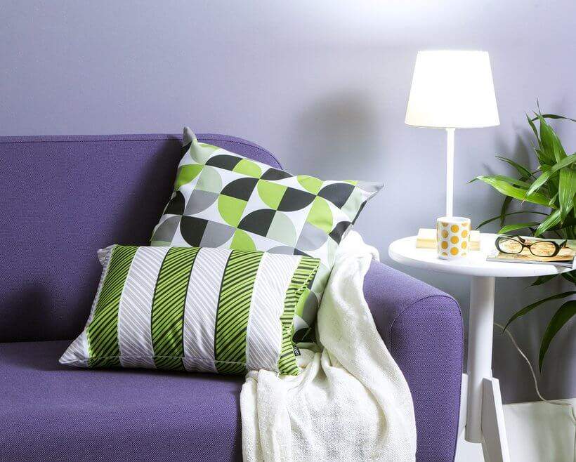 Guia completo de cores para almofadas em sofás neutros