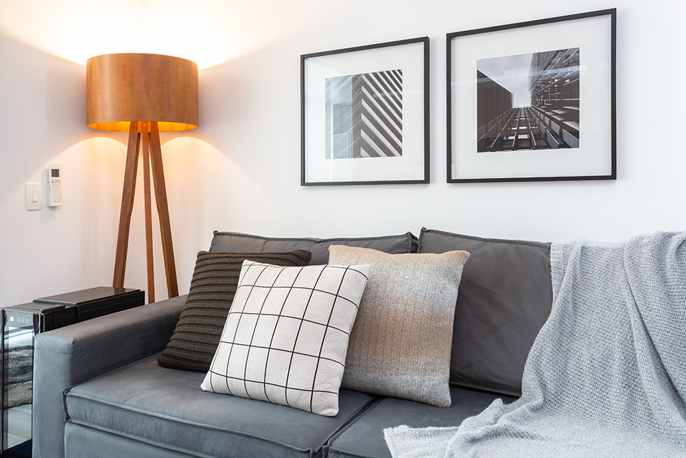 O segredo da disposição perfeita: arrumando almofadas no sofá