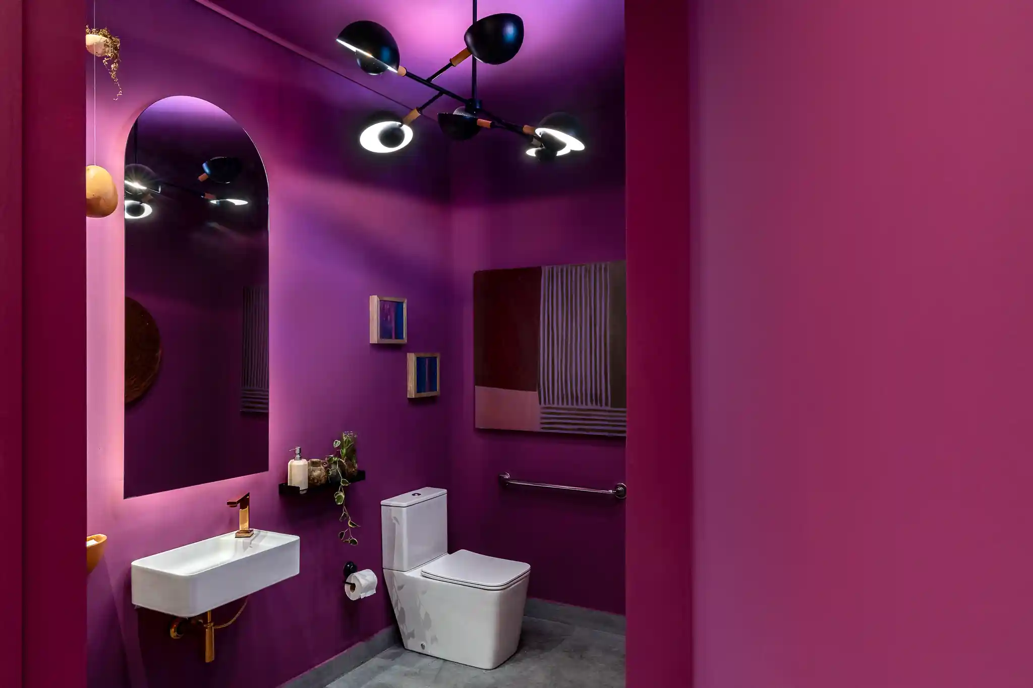 5 Erros Comuns ao Aplicar Papel Contact no Banheiro (e Como Evitá-los)