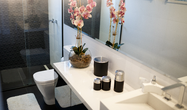 Papel Contact vs. Pintura de Azulejos: Qual a Melhor Opção para Alugados?