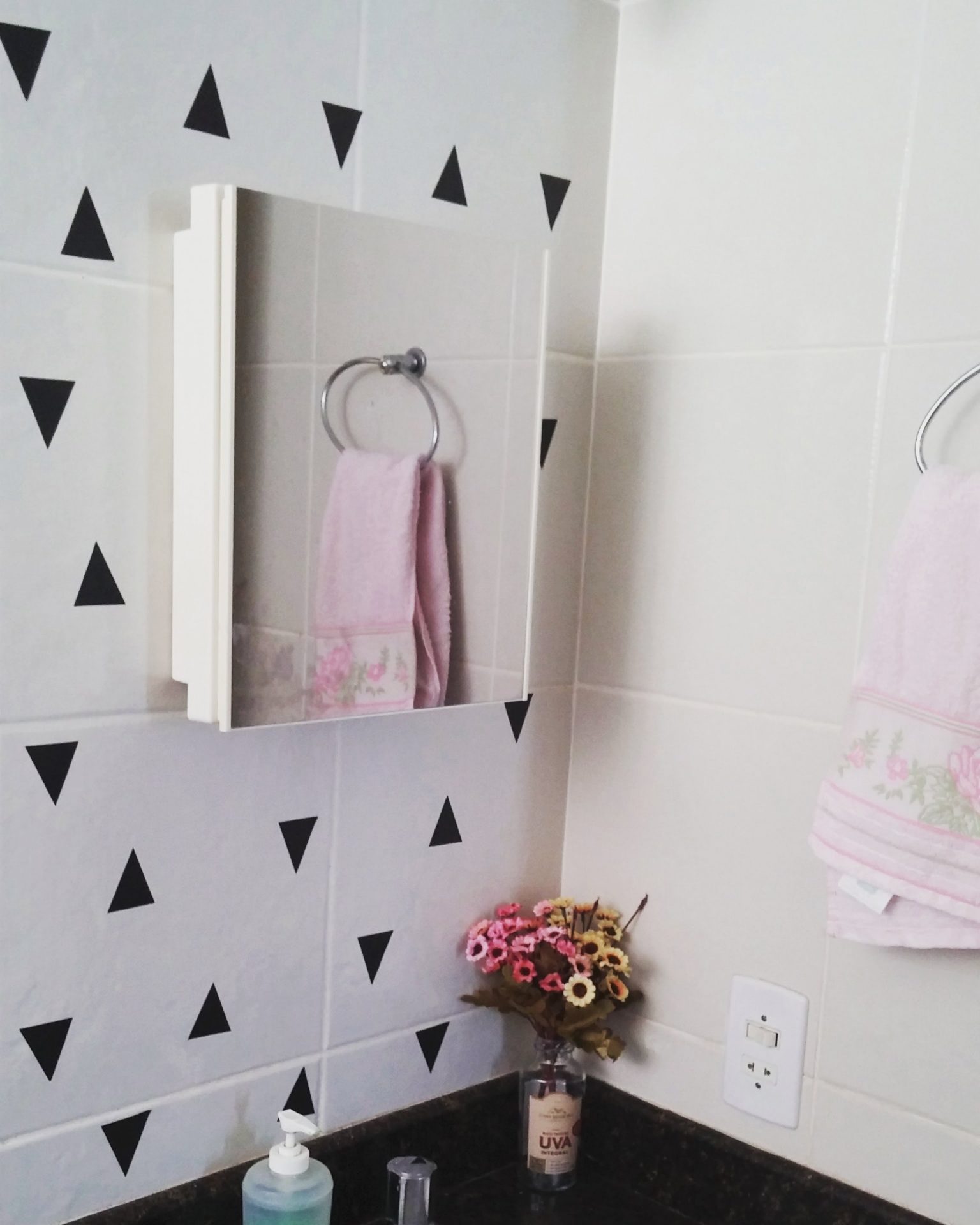 Inspirações: Banheiros Alugados Transformados com Papel Contact