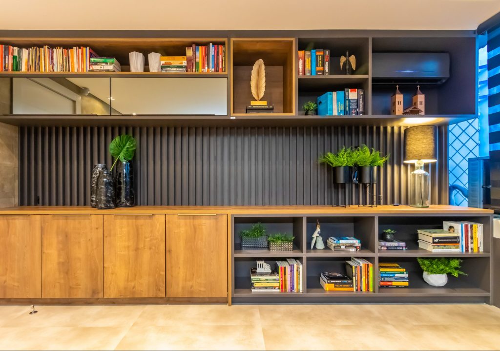 ideias criativas para decorar estante pequena