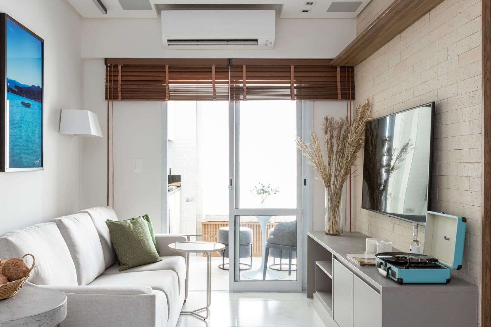 erros comuns decorar sala apartamento praia