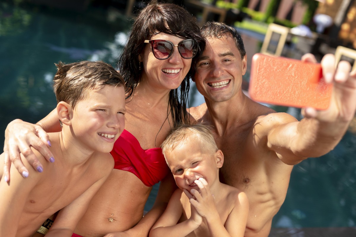 1. Como envolver todos no planejamento da viagem em família.
2. Dicas essenciais de organização para viagens com crianças.
3. Criando memórias inesquecíveis: atividades para fazer em família.
4. Os melhores destinos para viagens em família no Brasil e no exterior.
5. Como garantir a segurança e o bem-estar da sua família em viagens.