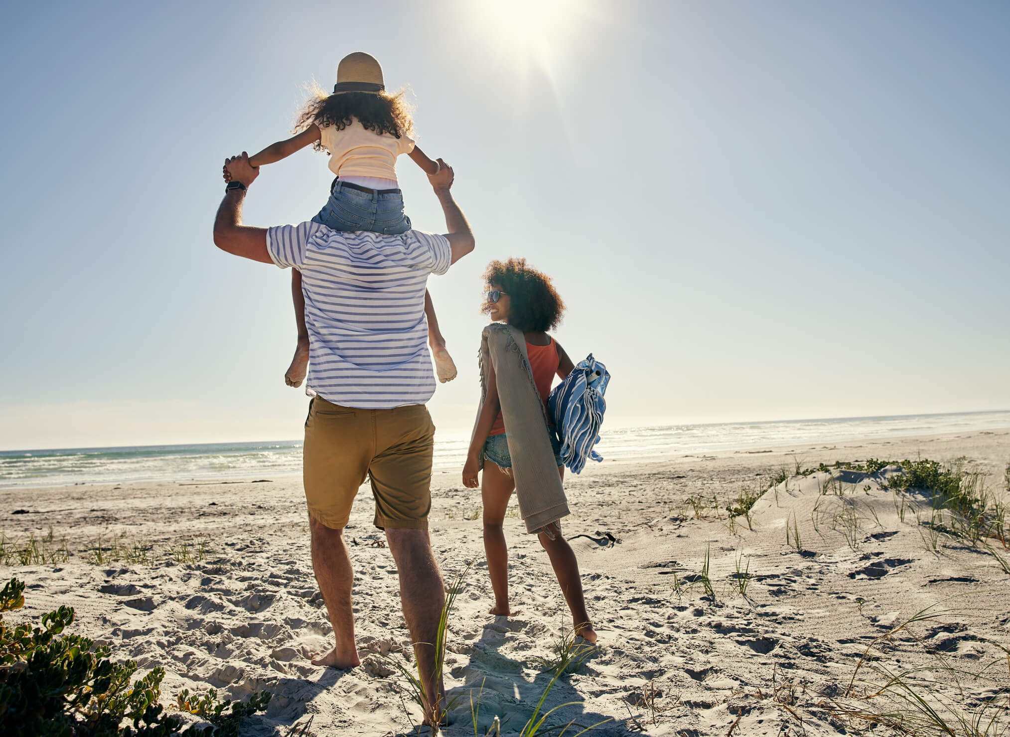 1. Como envolver todos no planejamento da viagem em família.
2. Dicas essenciais de organização para viagens com crianças.
3. Criando memórias inesquecíveis: atividades para fazer em família.
4. Os melhores destinos para viagens em família no Brasil e no exterior.
5. Como garantir a segurança e o bem-estar da sua família em viagens.