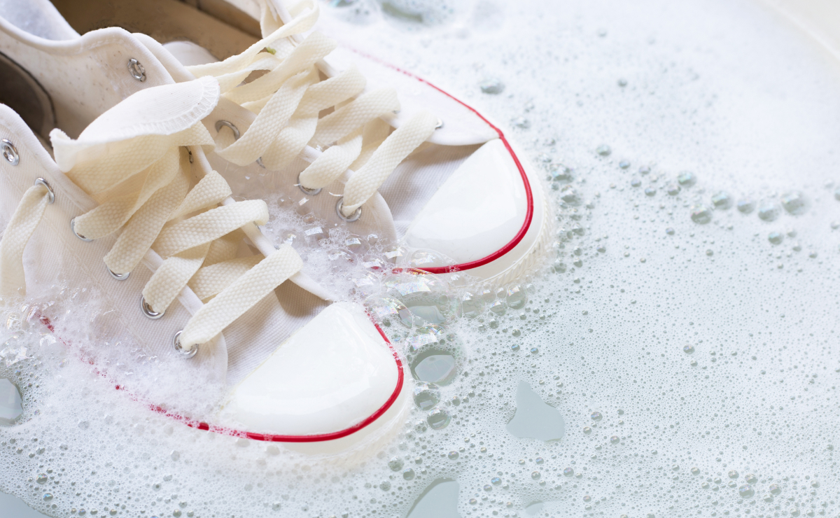 Como remover manchas amareladas de tênis brancos de forma eficaz