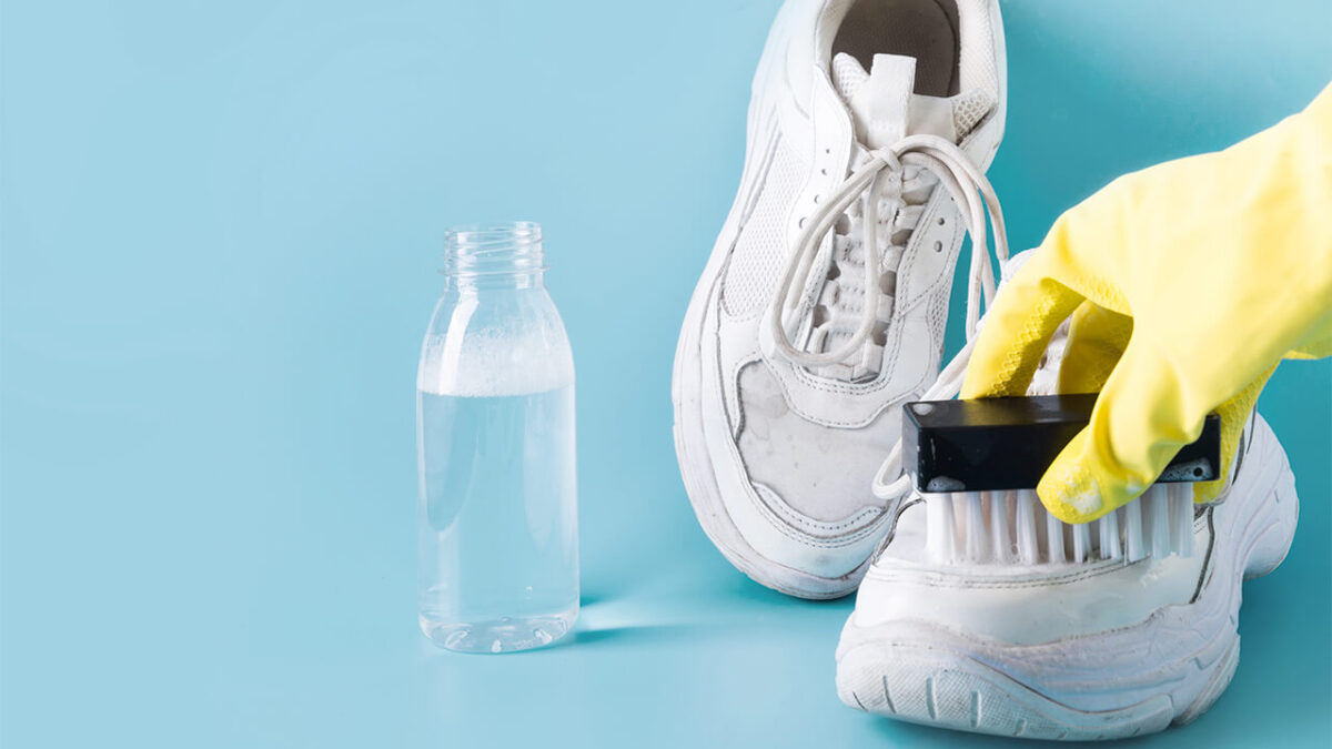 Produtos essenciais para a limpeza profunda de tênis brancos