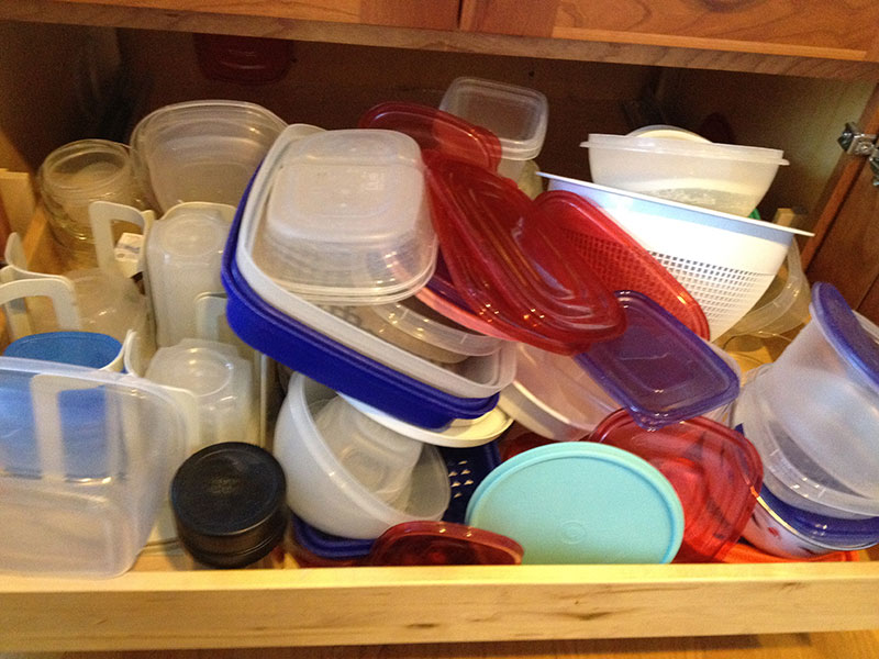 como organizar os potes de plastico