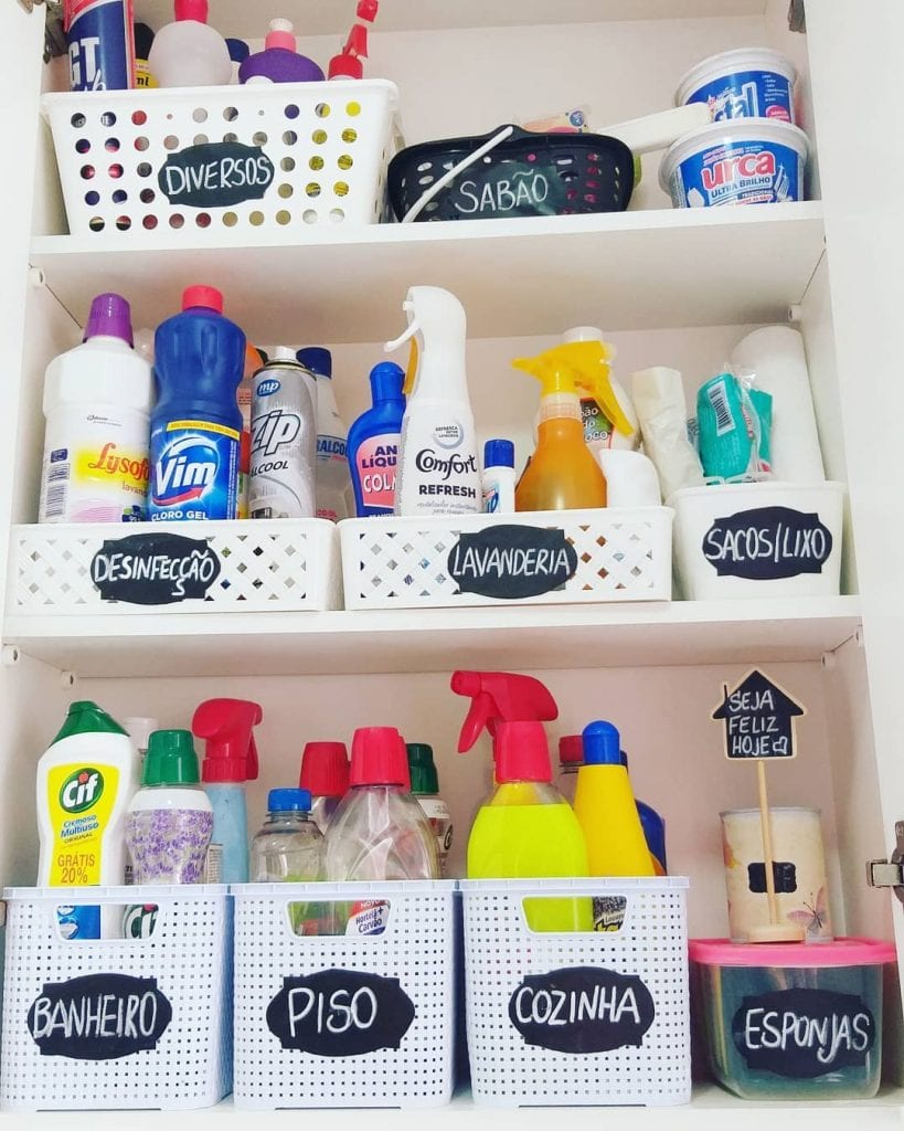 como organizar os produtos de limpeza