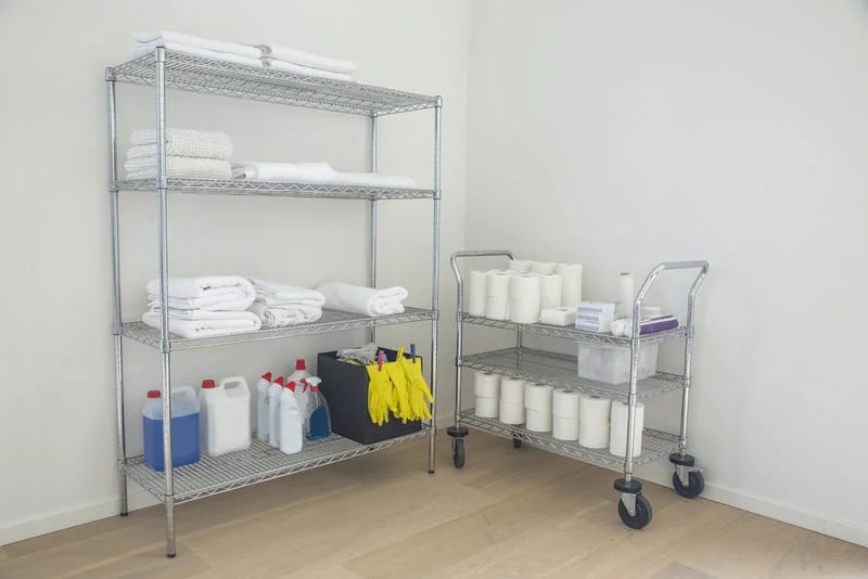 como organizar os produtos de limpeza