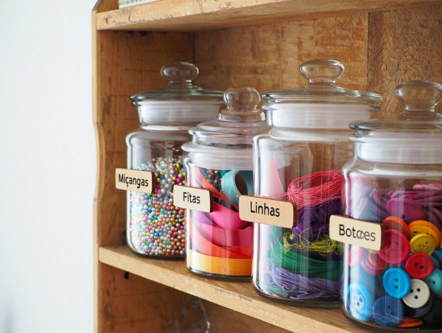 como organizar potes de vidro sem tampa