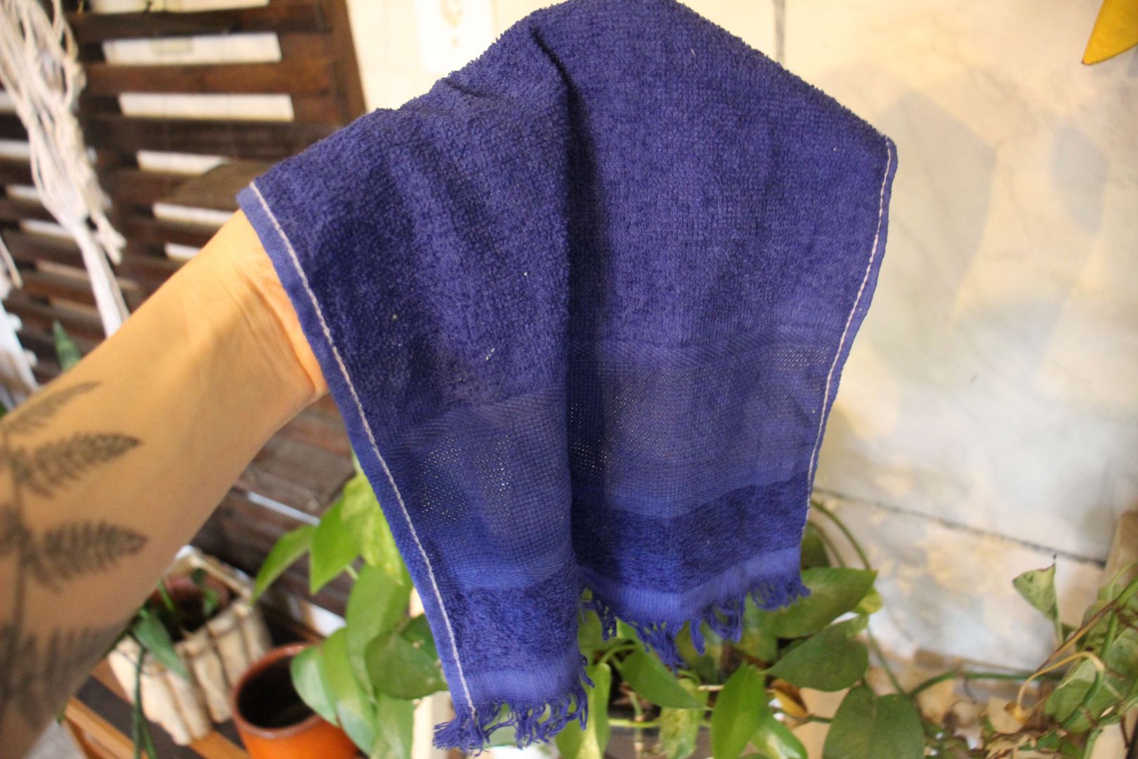 Cuidados Essenciais para Manter a Cor do seu Tecido Tingido Naturalmente