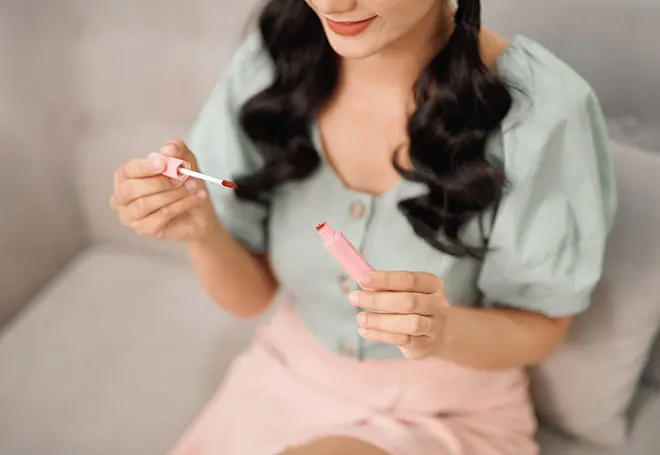 Diferença entre batom líquido e cremoso na remoção de manchas