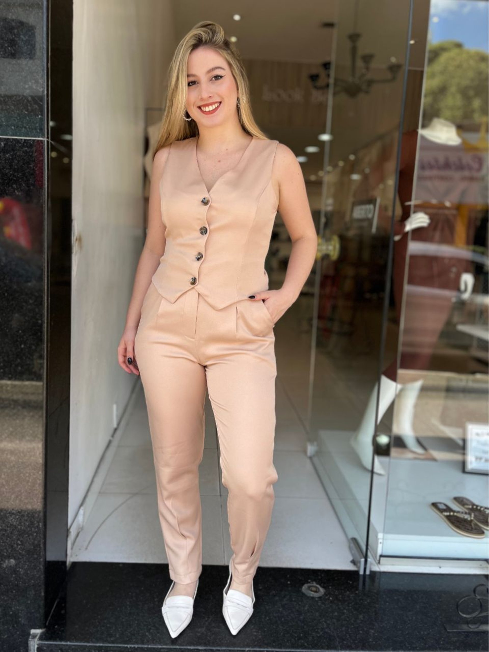 Acessórios Dourados e Cintos: O Toque Final para sua Calça Bege